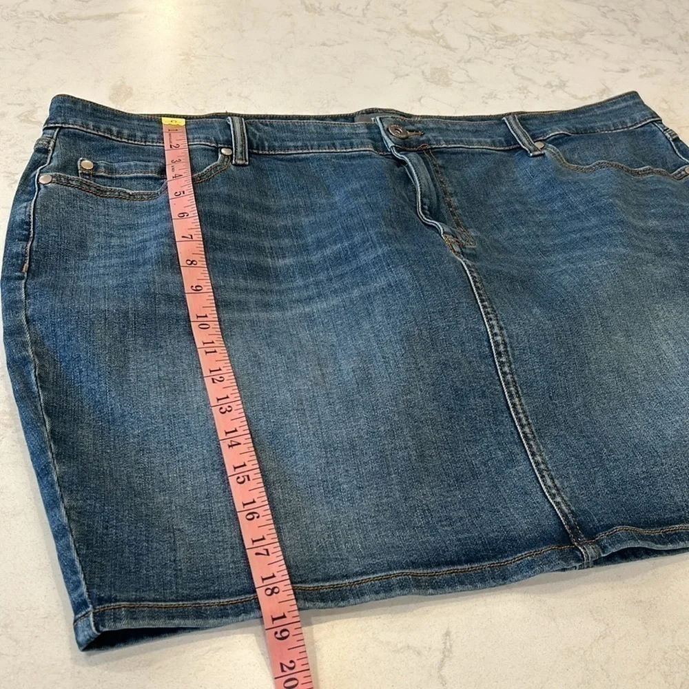 Torrid Mini Denim Straight Skirt Medium Wash Size 24 NWT